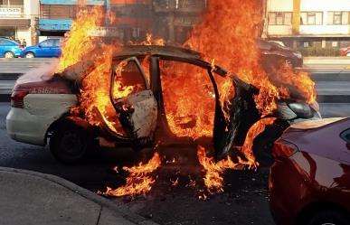 Arde taxi de la CDMX por falla eléctrica, el conductor resulta con quemaduras