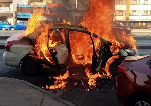 Arde taxi de la CDMX por falla eléctrica, el conductor resulta con quemaduras