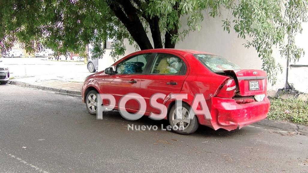 Pide apoyo ex profesor de la UANL que vive al interior de su automóvil