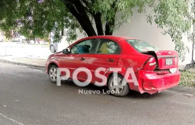 Pide apoyo ex profesor de la UANL que vive al interior de su automóvil