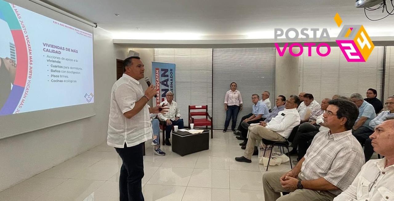 Renán Barrera en una reunión con, estudiantes y docentes del Colegio de Ingenieros de Yucatán. Foto: Cortesía