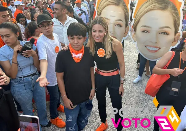 Realizan largas filas para tomarse selfies con Mariana Rodríguez