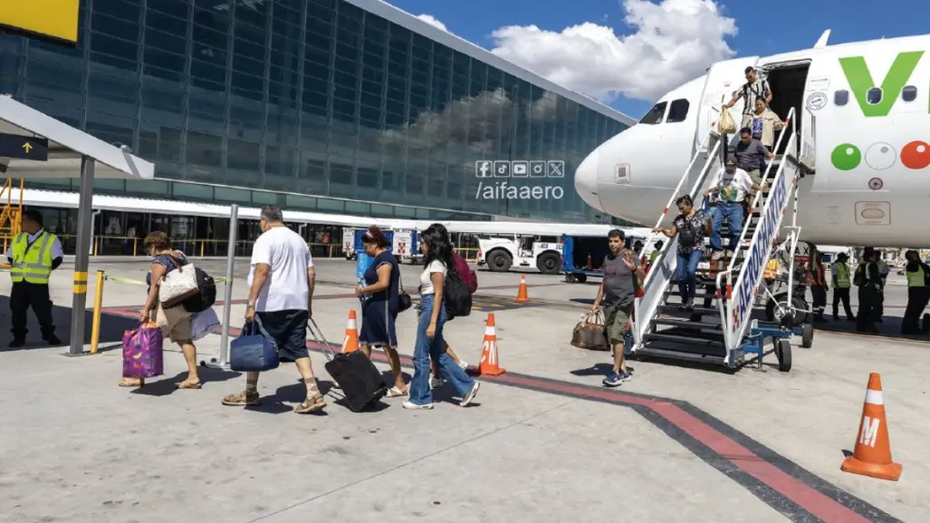 AIFA: Cuelgan manta en el aeropuerto, Hay más gente en el AIFA que senadores