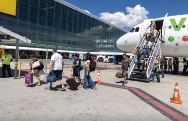 AIFA: Cuelgan manta en el aeropuerto, Hay más gente en el AIFA que senadores