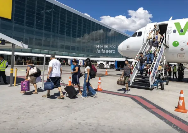 AIFA: Cuelgan manta en el aeropuerto, Hay más gente en el AIFA que senadores