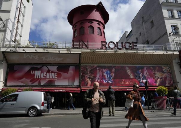 Incidente en el Moulin Rouge: aspas caen en París