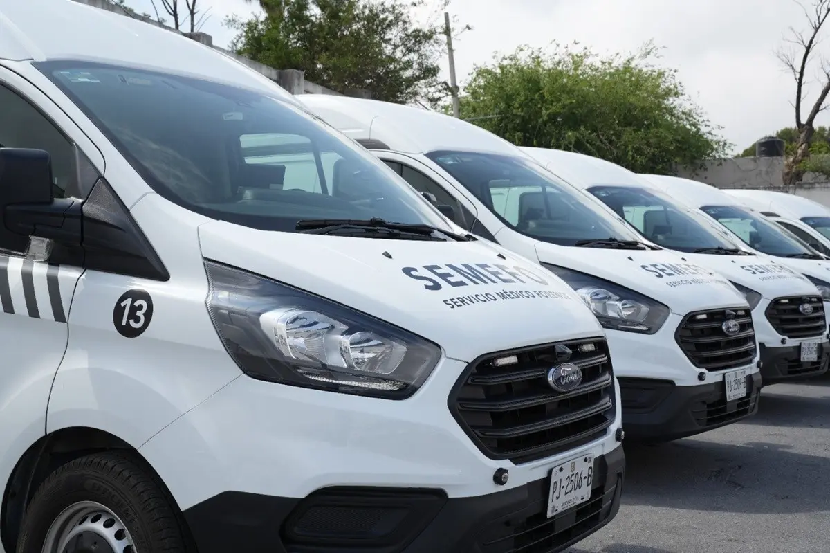 Incorpora Fiscalía cinco ambulancias nuevas para traslado de cuerpos
