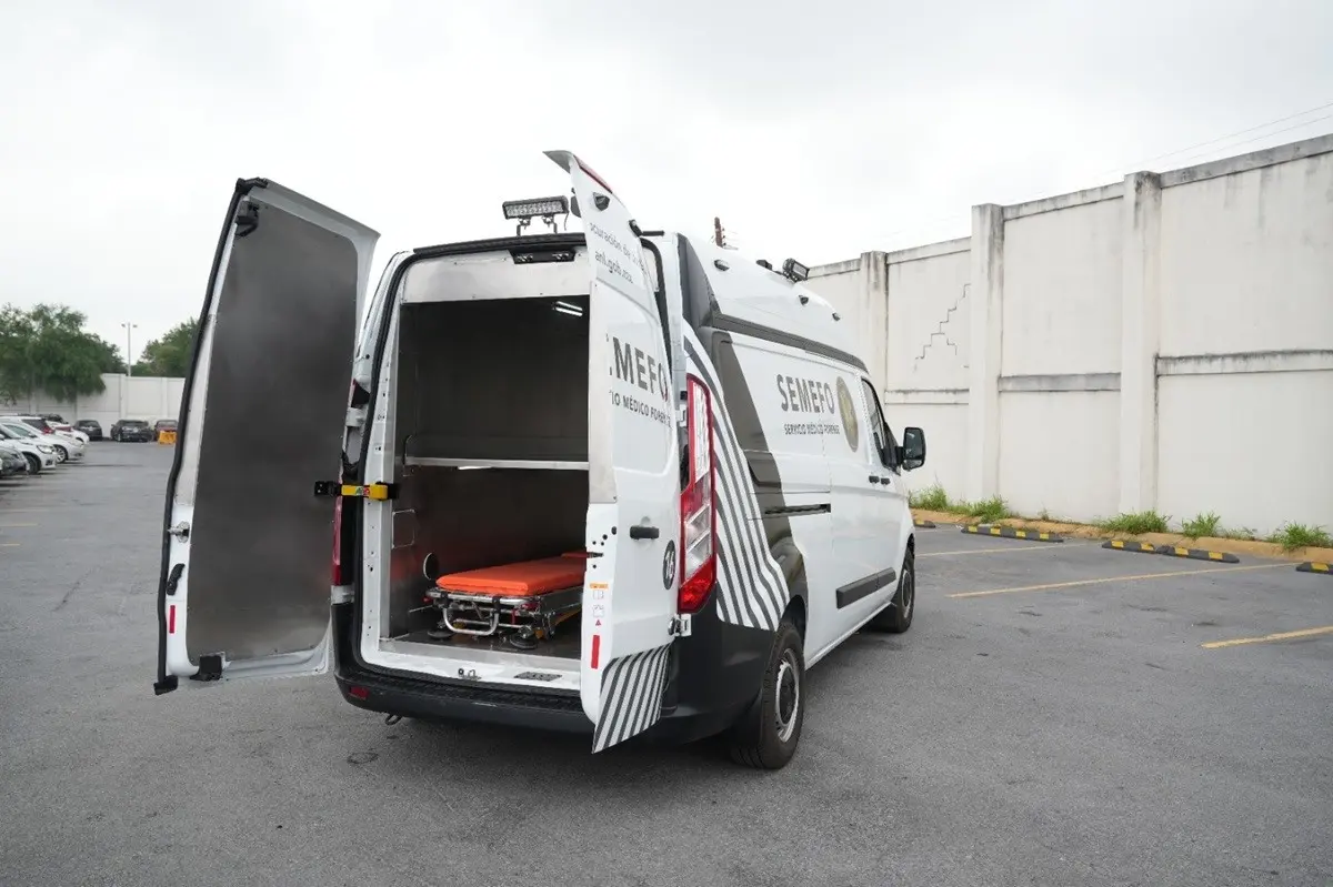 Incorpora Fiscalía cinco ambulancias nuevas para traslado de cuerpos