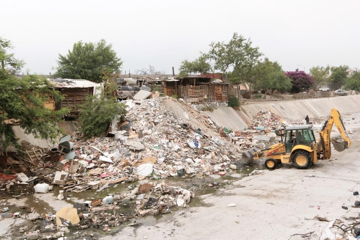 Una retroexcavadora realiza trabajos de limpieza en el arroyo El Obispo en Santa Catarina. Foto: Gobierno de Santa Catarina