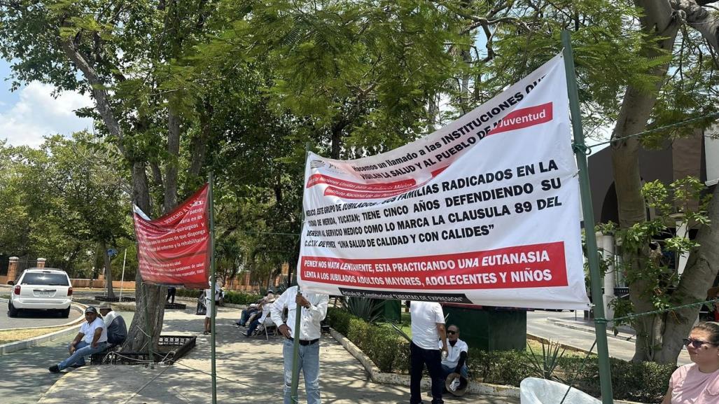 Jubilados de Pemex protestan en Mérida por la falta de servicios médicos