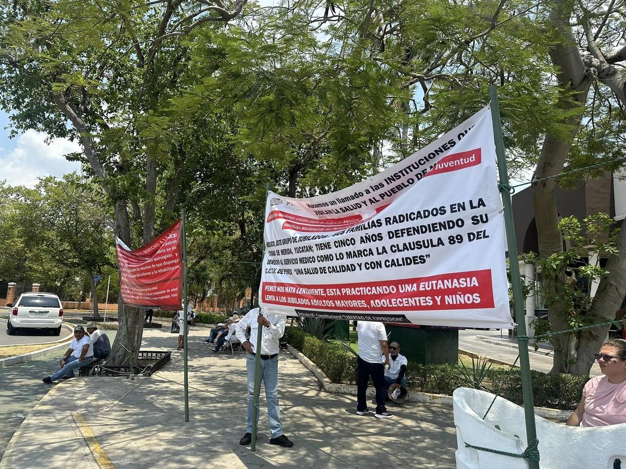 Un grupo de jubilados de Pemex se manifestó desde la mañana de este jueves en el Monumento a la Patria ante la falta de servicios médicos.- Foto de Radio Fórmula