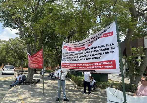 Jubilados de Pemex protestan en Mérida por la falta de servicios médicos