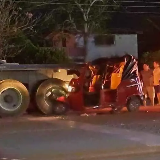 Una persona resultó gravemente herida luego de chocar su mototaxi contra un tráiler estacionado.- Foto de Expreso Yucatán