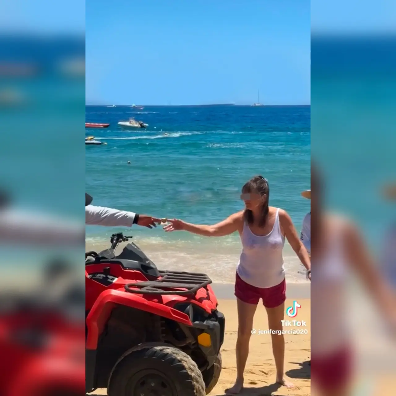 Turista extranjera dando agradecimiento a inspector por alejar a los músicos en Los Cabos. I Foto: Jenifergarcia020, Tiktok.