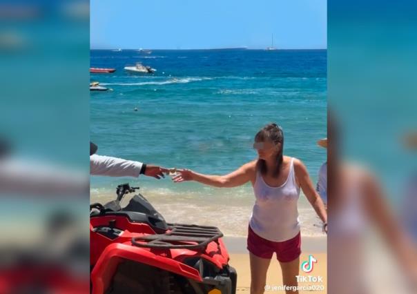 Turista da agradecimiento a inspector por alejar música de banda en Los Cabos