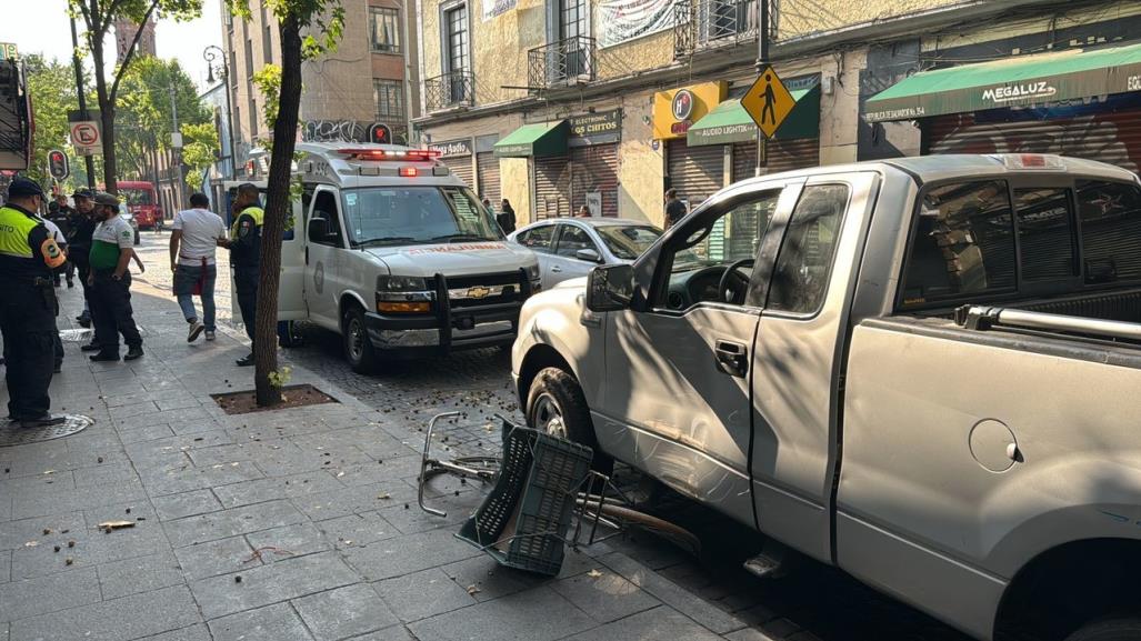 Ambulancia ¡patito!, se pasó el alto y golpeó a camioneta que arrolló a ciclista