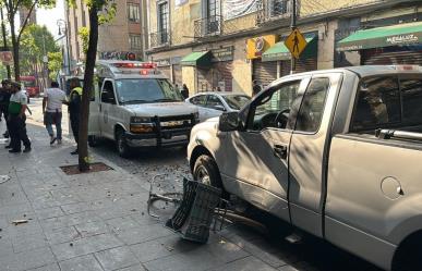 Ambulancia ¡patito!, se pasó el alto y golpeó a camioneta que arrolló a ciclista