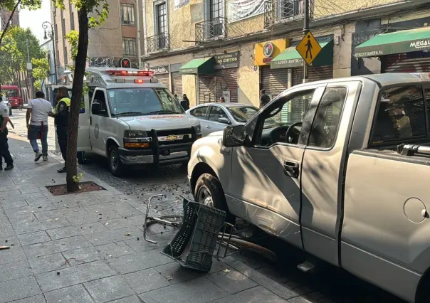 Ambulancia ¡patito!, se pasó el alto y golpeó a camioneta que arrolló a ciclista