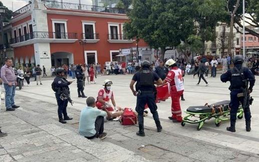 Paramédicos de la Cruz Roja, acudieron al lugar para auxiliar al hombre. Foto: Cruz Roja Oaxaca.