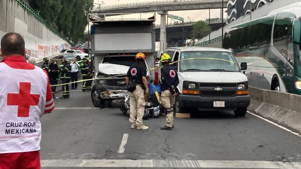 Camioneta se queda sin frenos, arrastra varios vehículos y mata a una persona