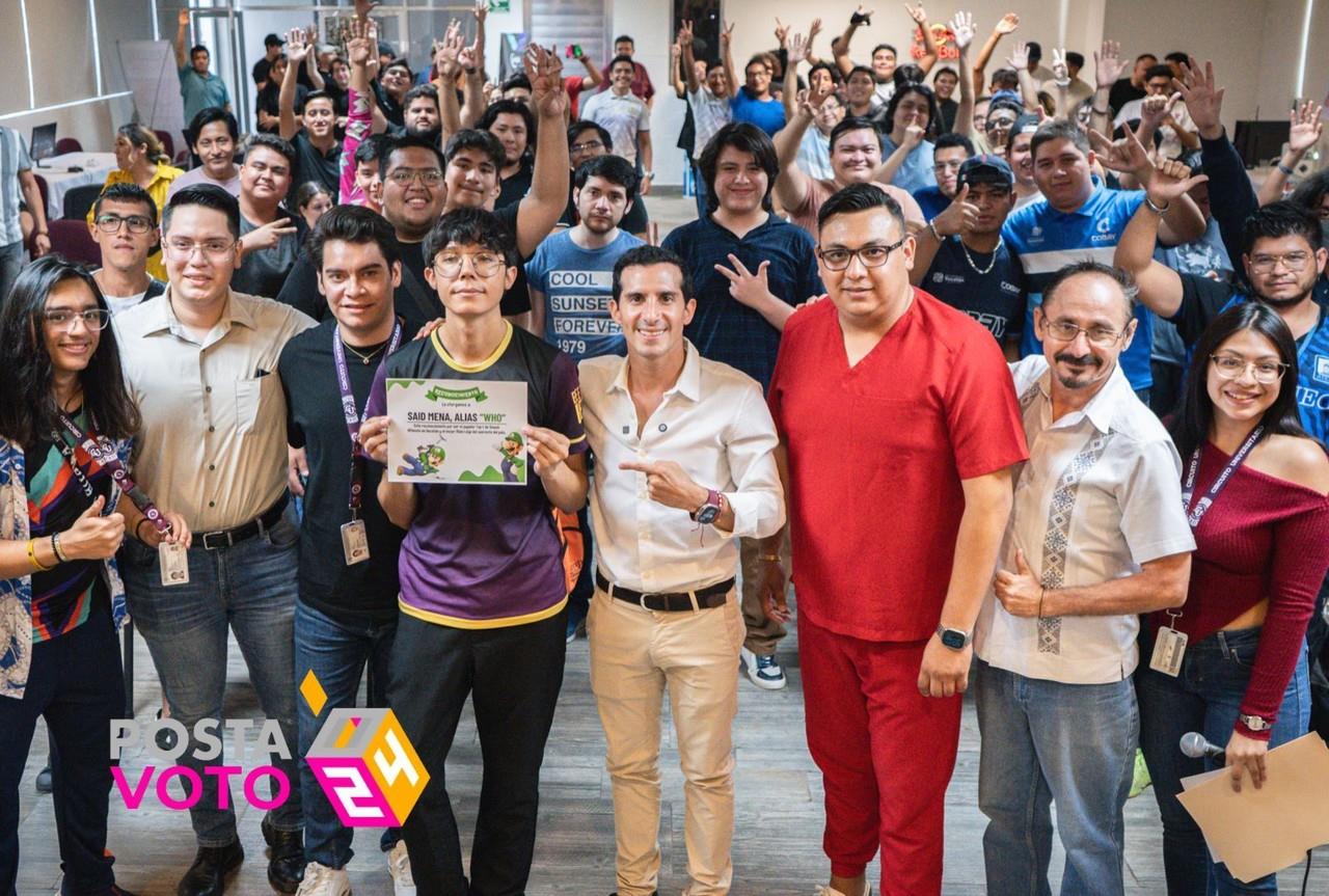 Rommel Pacheco en su reunión con jóvenes ciberatletas de Yucatán. Foto: Cortesía