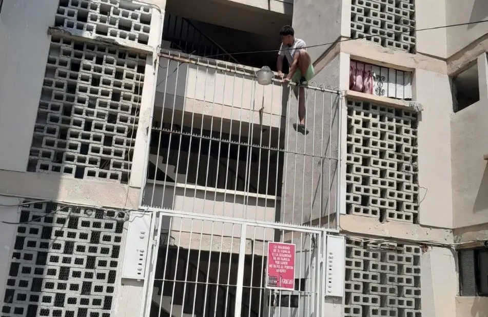 Capturan vecinos a presunto ladrón intentaba meterse a robar a departamentos