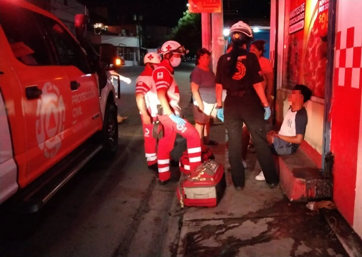 Los rescatistas de Protección Civil de Nuevo León atendiendo al menor herido por el accidente vial. Foto: Protección Civil de Nuevo León.