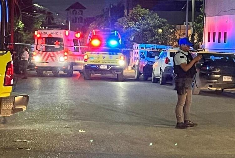 El área de la ejecución fue acordonada por los policías municipales a la espera de agentes ministeriales para comenzar las indagatorias. Foto: Policía de Monterrey.