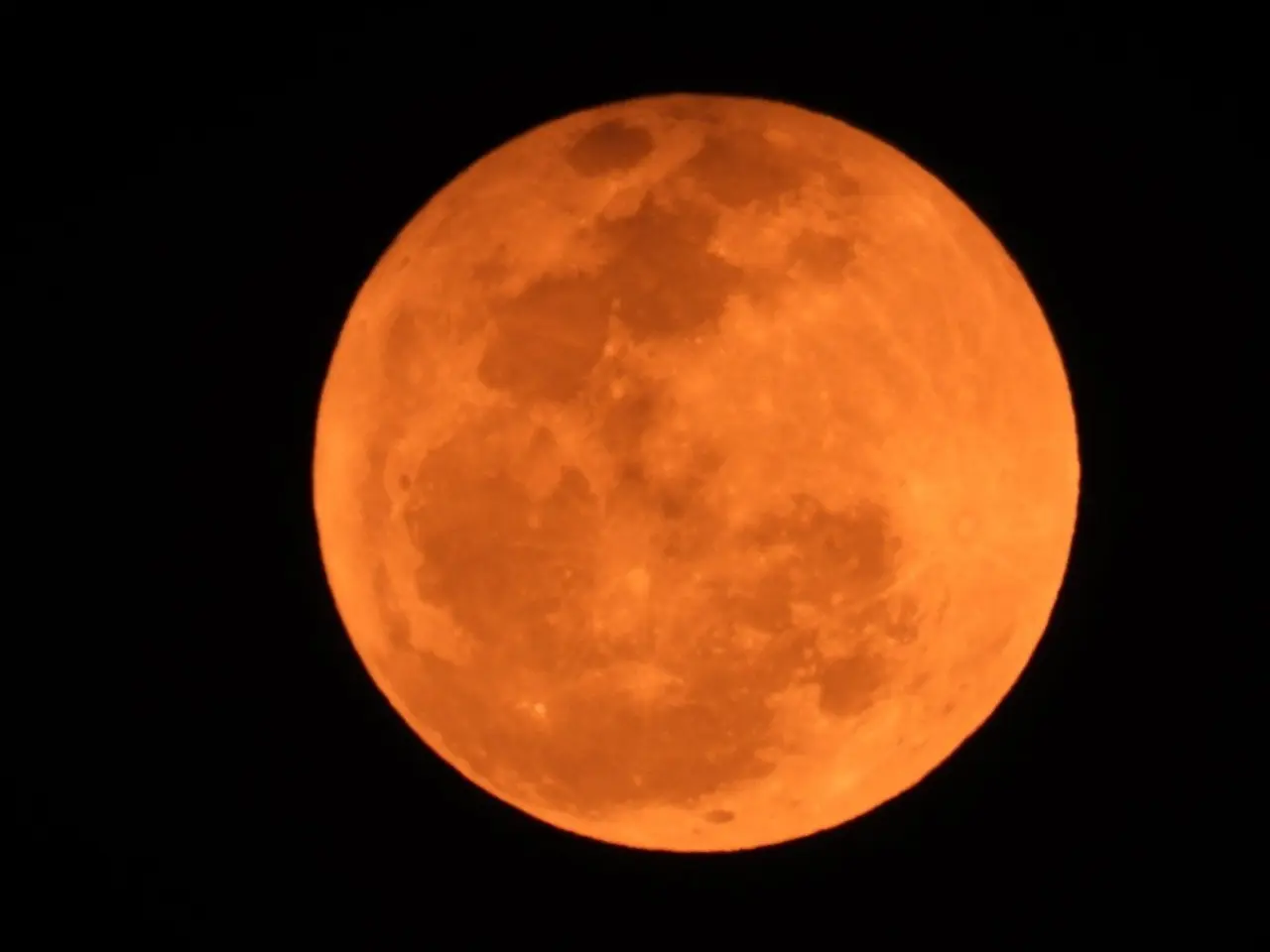 La luna llena pudo verse en el cielo de varios puntos del país. Foto: X @4iluj.