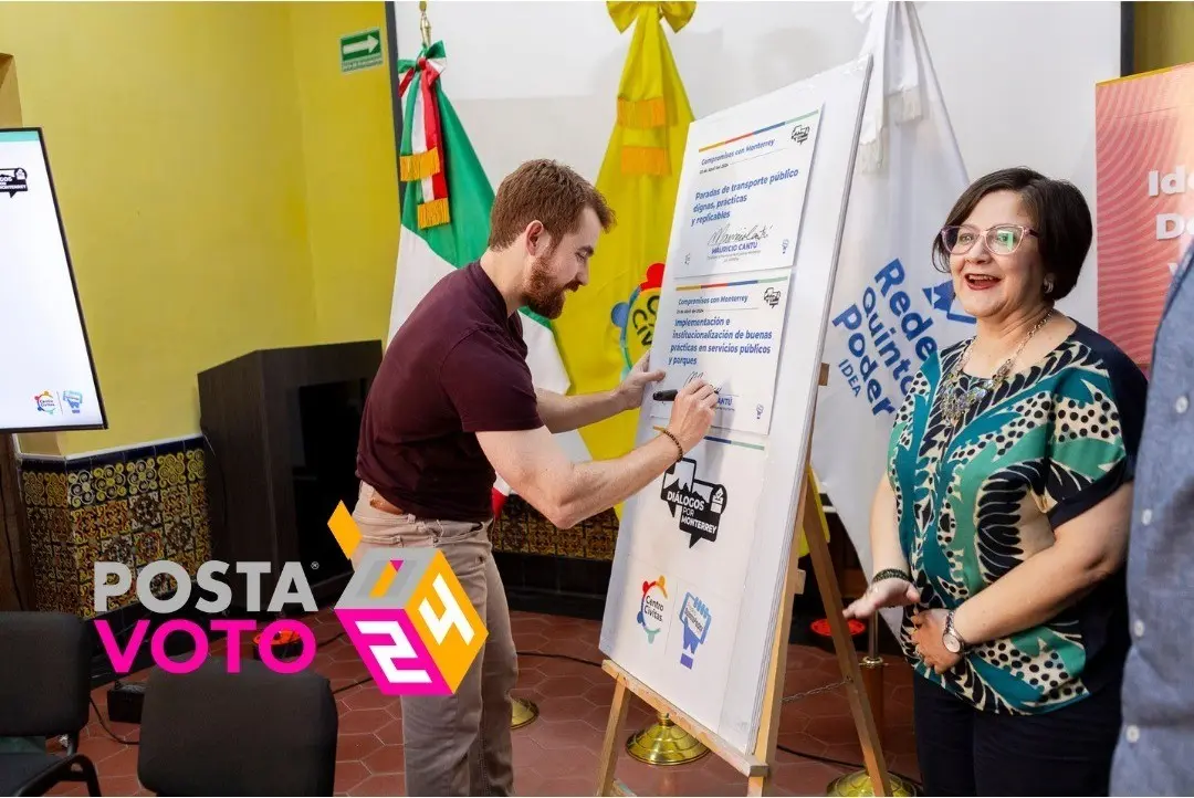 Mauricio Cantú firmando un acuerdo con miembros del Centro Cívitas, para resolver los problemas de la Alameda. Foto: Mauricio Cantú.