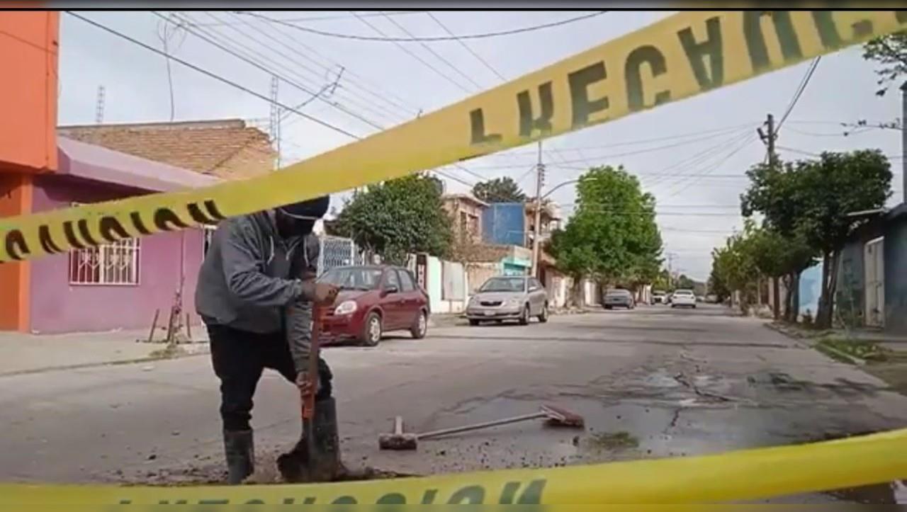 Trabajador de Aguas del Municipio de Durango realizando sus labores cotidianas. Facebook Aguas del Municipio de Durango.