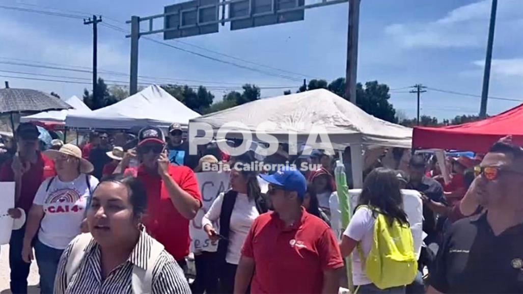 Docentes bloquean accesos al Aeropuerto de La Paz