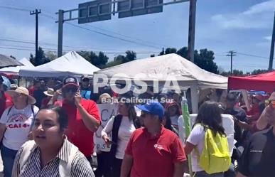 Docentes bloquean accesos al Aeropuerto de La Paz