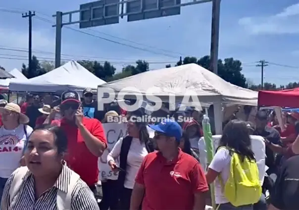 Docentes bloquean accesos al Aeropuerto de La Paz