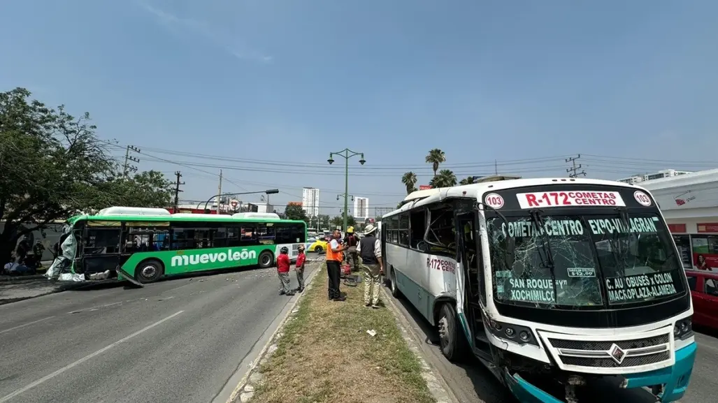 Chocan dos camiones en el centro de Monterrey; hay 8 lesionados