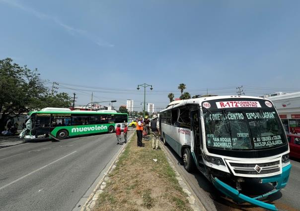 Chocan dos camiones en el centro de Monterrey; hay 8 lesionados