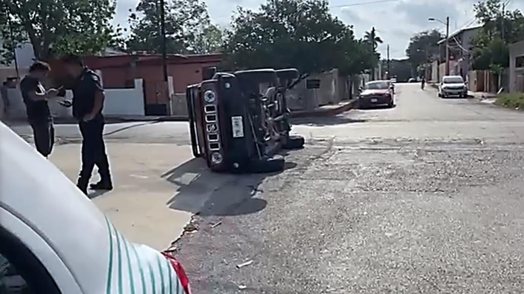 Suzuki volcado tras ser impactado por una Ranger en colonia de Mérida