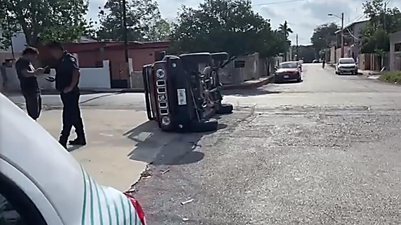 La camioneta no respetó la señal de alto y terminó impactado al automóvil rojo Fotos: Desde el Balcon