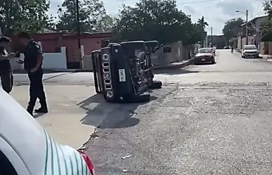 Suzuki volcado tras ser impactado por una Ranger en colonia de Mérida