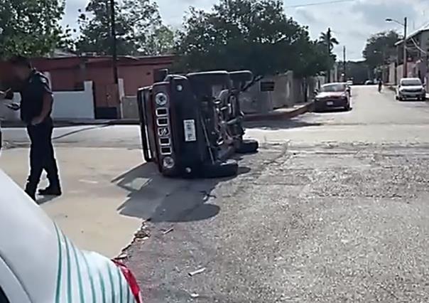 Suzuki volcado tras ser impactado por una Ranger en colonia de Mérida