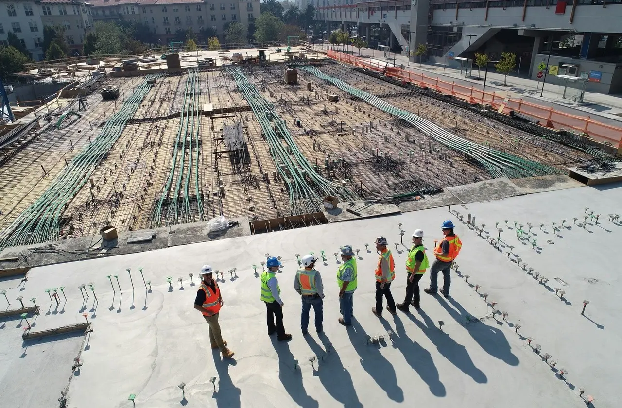 A medida que las economías crecen y las ciudades se expanden, la demanda de construcción aumenta, pero la oferta de trabajadores calificados no siempre puede mantenerse al mismo ritmo, señala Raúl Asís Monforte González.- Foto de archivo