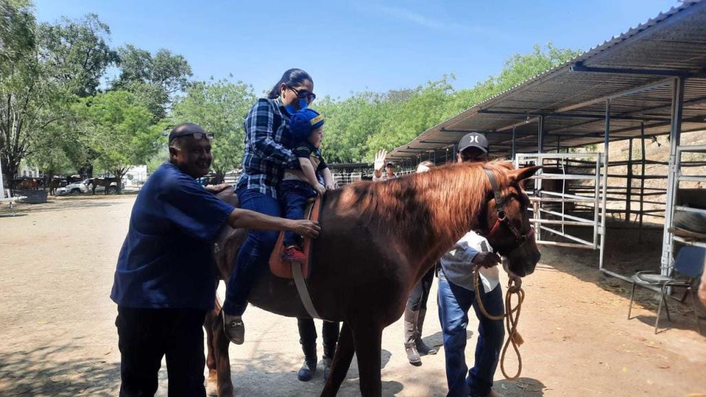 Menores reciben equinoterapia en agrupamiento montado de la Guardia Estatal