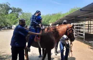 Menores reciben equinoterapia en agrupamiento montado de la Guardia Estatal