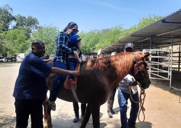 Menores reciben equinoterapia en agrupamiento montado de la Guardia Estatal