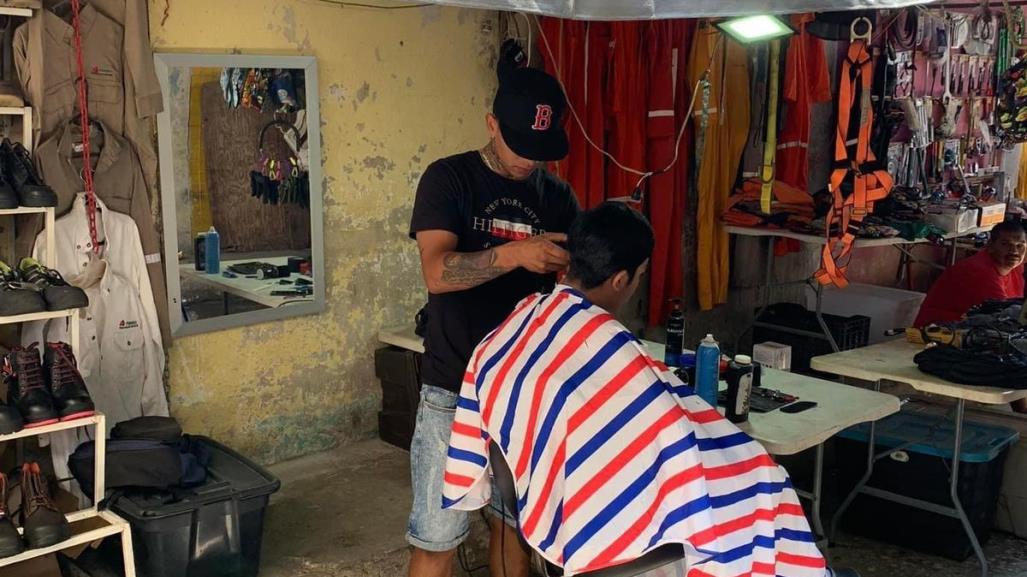 Joven se anima a poner su Barber en la vía pública