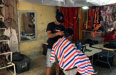 Joven se anima a poner su Barber en la vía pública