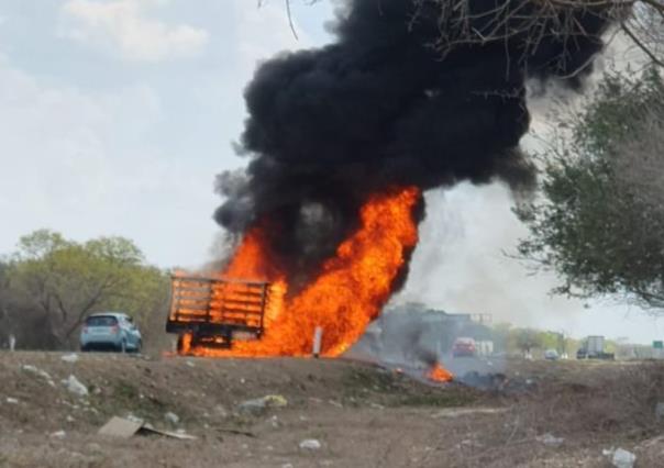 Camioneta de poblanos se incendia en la vía Mérida-Campeche