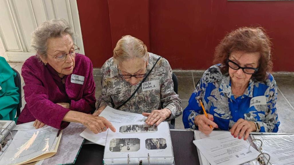 Adultos mayores en Saltillo ayudan a identificar personas en fotos del Archivo