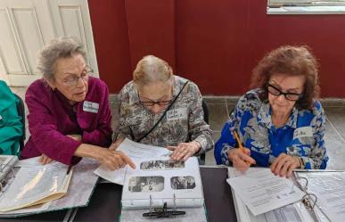 Adultos mayores en Saltillo ayudan a identificar personas en fotos del Archivo