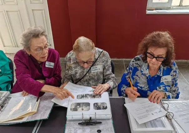 Adultos mayores en Saltillo ayudan a identificar personas en fotos del Archivo